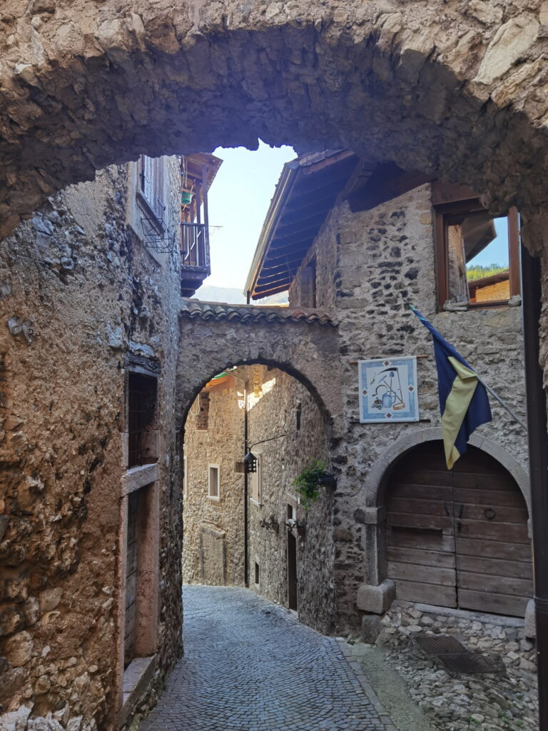 Canale di Tenno mit den Steinbögen in den Gassen