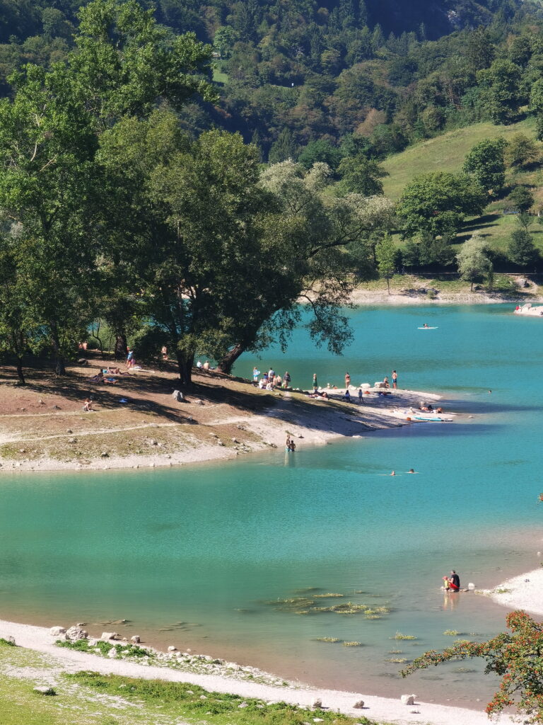 Qui è permesso fare il bagno nel Lago di Tenno.