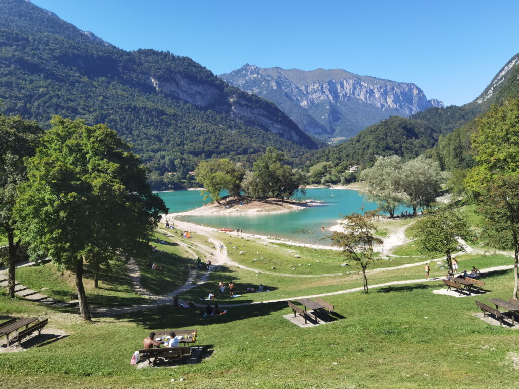 Durante l'estate, il livello dell'acqua nel Lago di Tenno diminuisce e si forma questa penisola.