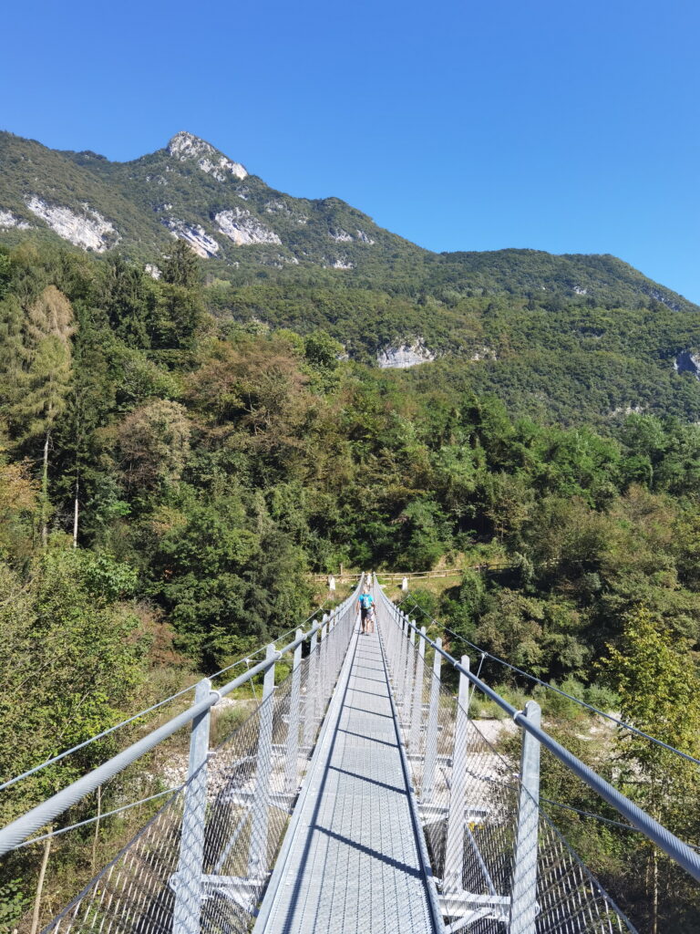 Die Ponte Tibetano überspannt den Rio Secco im Trentino