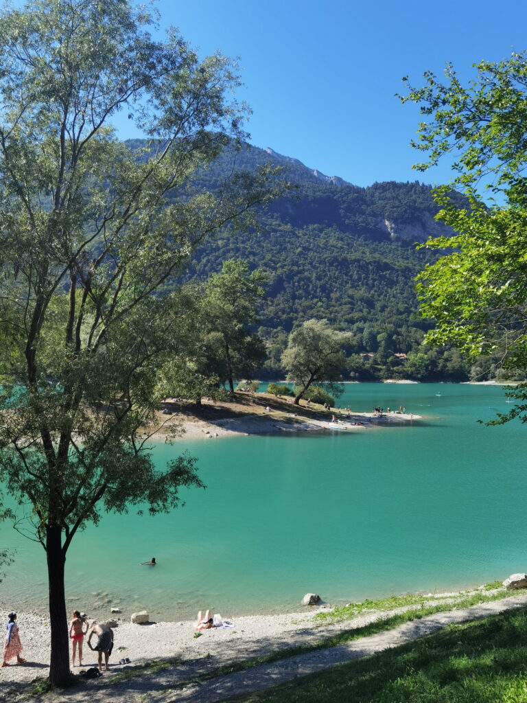 Il Lago di Tenno brilla in un verde turchese - ecco perché è anche chiamato Lago Azzurro