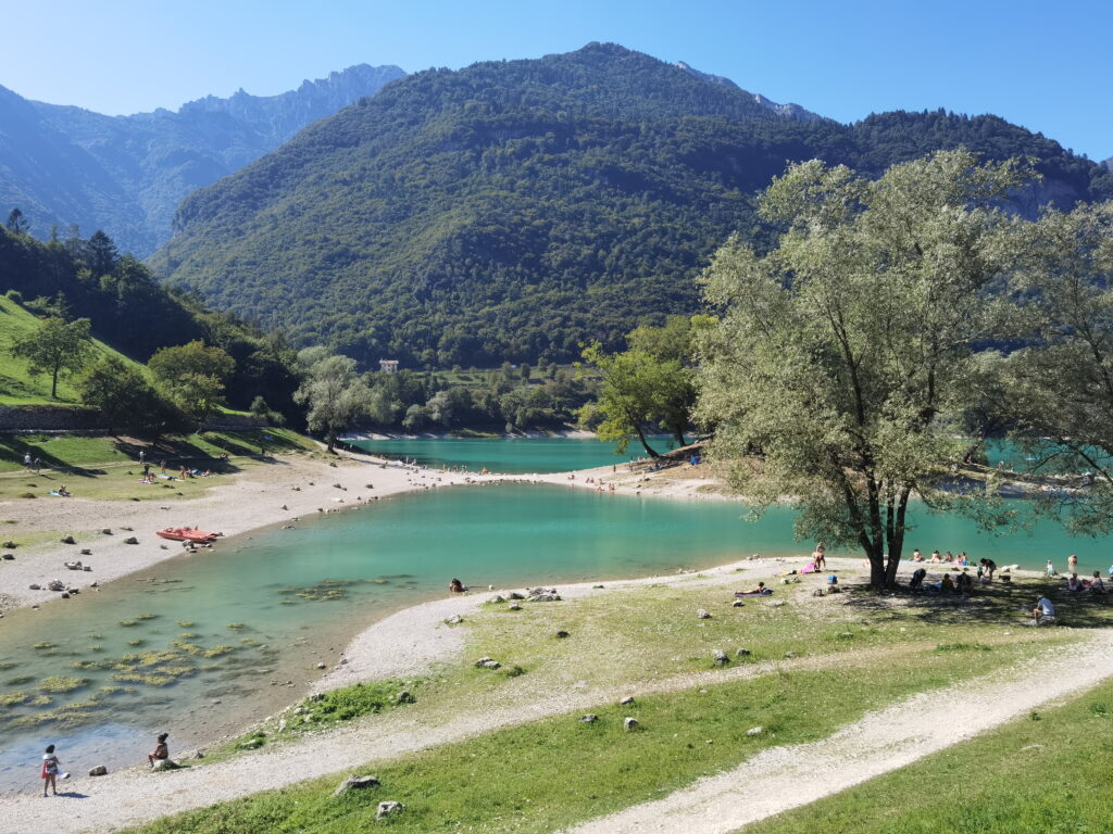 Im Sommer wird das Wasser im Tennosee weniger und es bildet sich diese Halbinsel