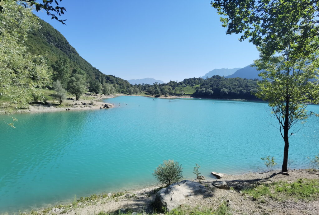 Der Tennosee schimmert türkisgrün - deswegen wird der Lago di Tenno auch als Lago Azurro bezeichnet